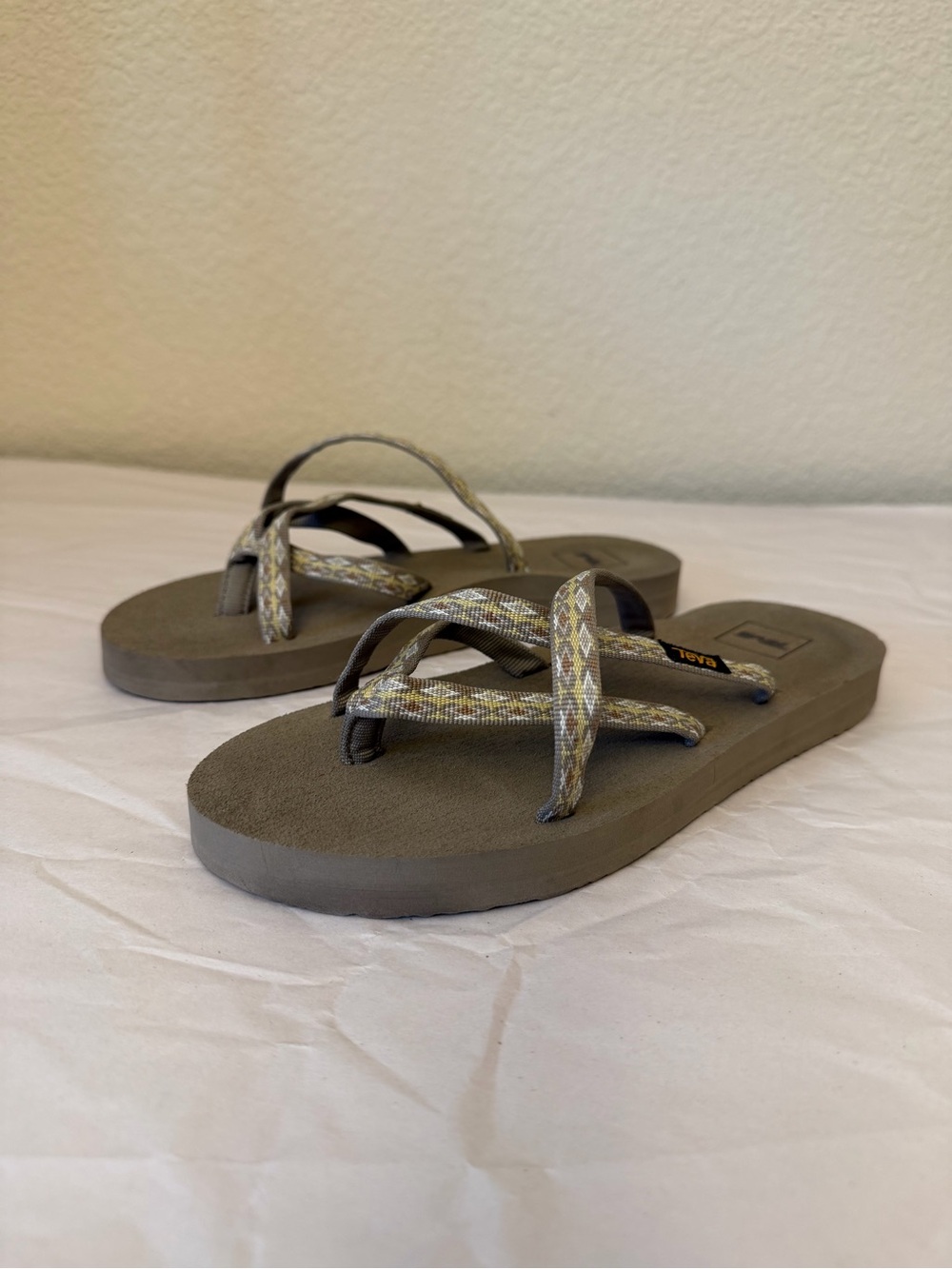 Teva OlowahuWomen’s Taupe Brown Strappy Flip Flop Sandals Sz 8 - Picture 3 of 12